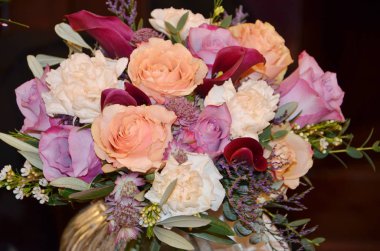 Ziyafet salonu düğün çiçekleri ile süslenmiş. Düğün dekorasyonu, sofra, çiçek düzenlemeleri 