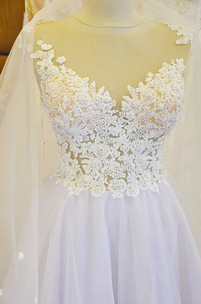 Weiß Schönes Elegantes Hochzeitskleid Auf Einem Manequin — Stockfoto