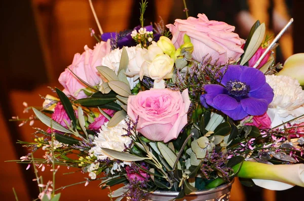 Ślubna Sala Bankietowa Ozdobione Kwiatami Wesele Wystrój Nakrycie Stołu Kompozycje — Zdjęcie stockowe