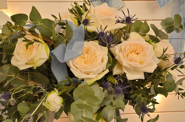 結婚式の宴会場は 花で飾られました 結婚式の装飾 テーブルセッティング フラワーアレンジメント — ストック写真