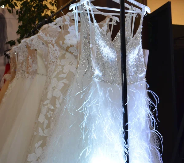 Schöne Brautkleider Auf Einer Schaufensterpuppe Auf Der Hochzeitsmesse — Stockfoto