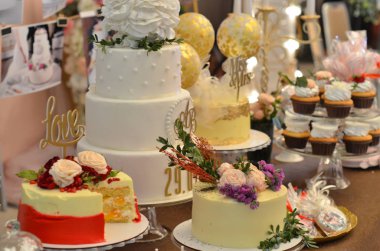 Lüks düğün için kapalı düğün resepsiyon yemek masası ayarı