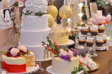 Lüks düğün için kapalı kek ve tatlılar ile Düğün resepsiyon akşam yemeği masa ayarı