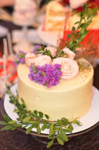 Bruidstaart Versierd Met Bloemen Tafel — Stockfoto