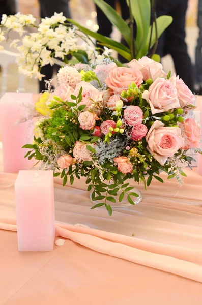 Decoración Floral Flores Rosadas Velas Rosadas Sobre Una Mesa —  Fotos de Stock