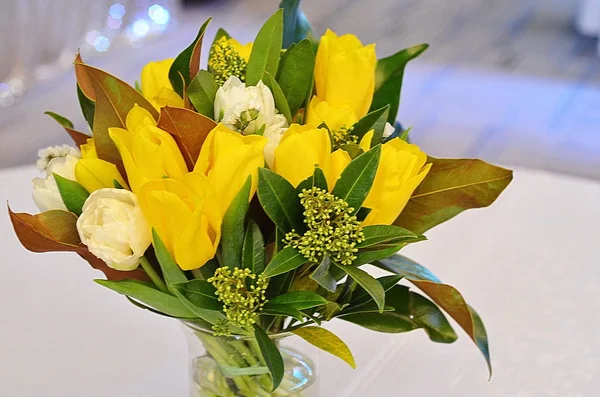 Gele Tulpen Vaas Een Witte Tafel — Stockfoto