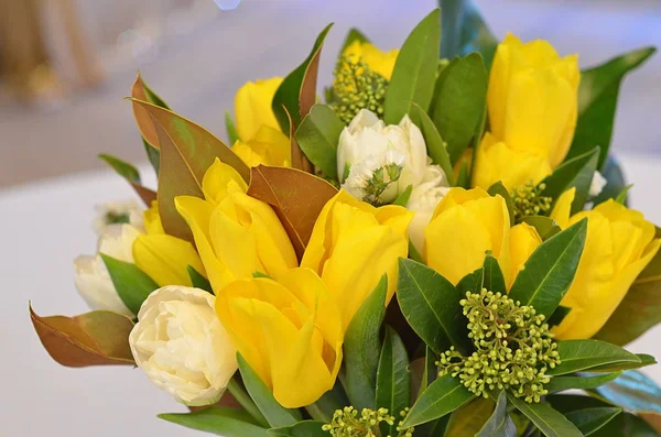 Tulipanes Amarillos Jarrón Sobre Una Mesa Blanca —  Fotos de Stock