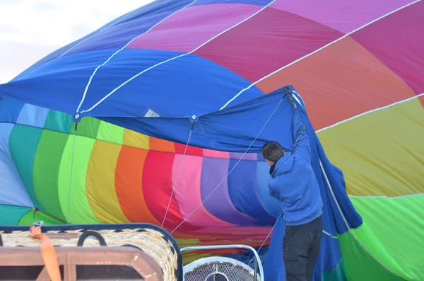 Színes Meleg Levegő Ballonnal Háttér Kék Zöld Színek — Stock Fotó