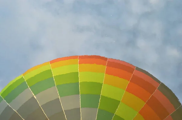 熱気球でカラフルな虹の斜めのデザイン — ストック写真