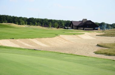 Yeşil çimen arka planlı golf sahası. Doğa manzarası