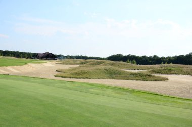 Yeşil çimen arka planlı golf sahası. Doğa manzarası