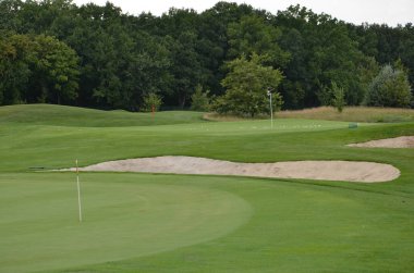Yeşil çimen arka planlı golf sahası. Doğa manzarası