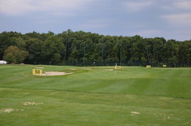 Yeşil çimen arka planlı golf sahası. Doğa manzarası