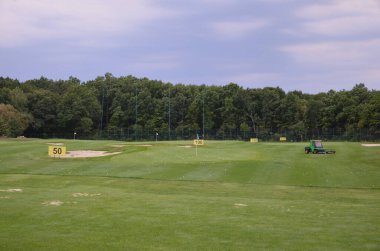 Yeşil çimen arka planlı golf sahası. Doğa manzarası