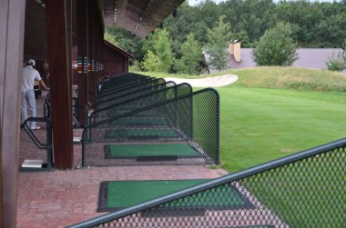 Yeşil çimen arka planlı golf sahası. Doğa manzarası