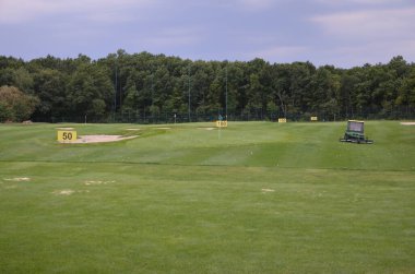 Yeşil çimen arka planlı golf sahası. Doğa manzarası