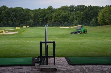 Çimenli yeşil golf sahası. Doğa arkaplanı