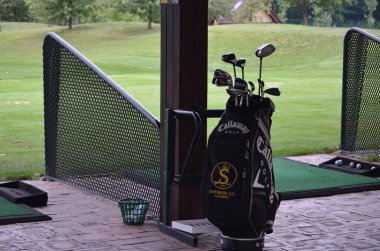 Yeşil çimen arka planlı golf sahası. Doğa manzarası