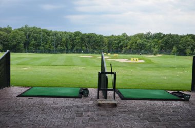 Çimenli yeşil golf sahası. Doğa arkaplanı