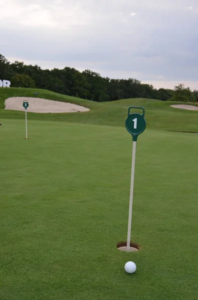 Golfbaan Met Groene Gras Achtergrond Natuurlandschap — Stockfoto