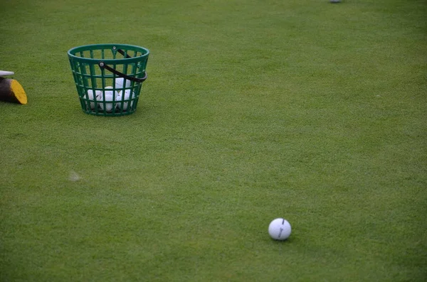 Campo Golfe Com Uma Cesta Com Bolas Golfe — Fotografia de Stock