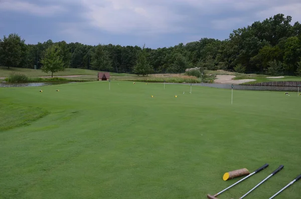 Campo Golfe Grama Verde Árvores Céu Azul — Fotografia de Stock