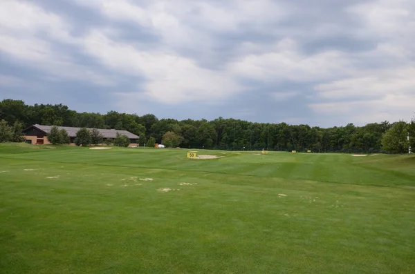 Campo Golfe Grama Verde Árvores Céu Azul — Fotografia de Stock