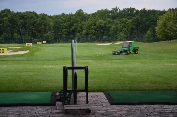 Çimenli yeşil golf sahası. Doğa arkaplanı