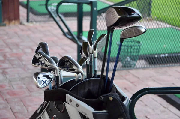 Yeşil çimen arka planlı golf sahası. Doğa manzarası