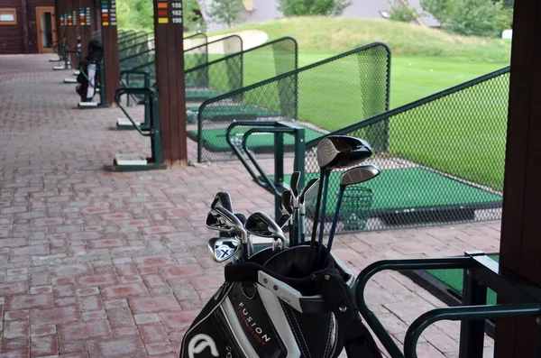 Yeşil çimen arka planda golf kulüpleri 