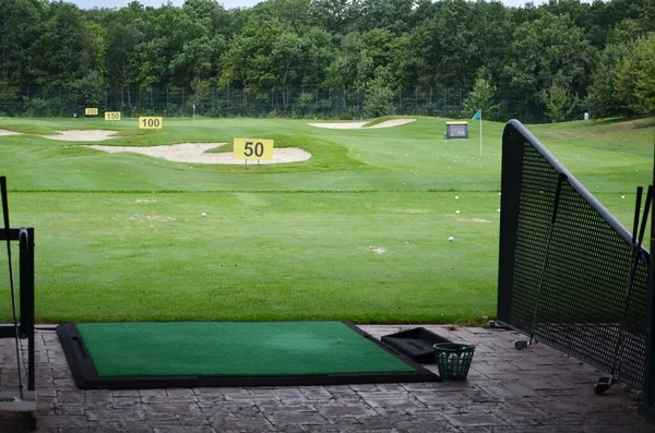 Çimenli yeşil golf sahası. Doğa arkaplanı