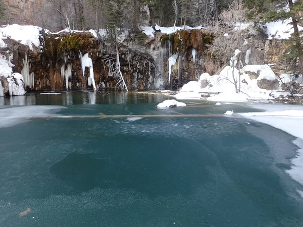 Turkuaz renkli su ile kışın Gölü asılı