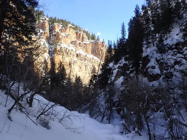Karlı dağ izi Colorado gölde asılı olacak
