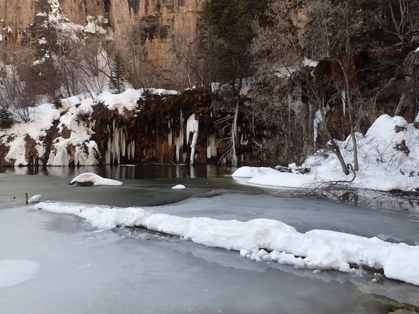 Göl kışın Colorado asılı