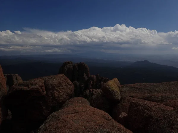 Karanlık, fırtınalı Colorado dağlarında göz ardı