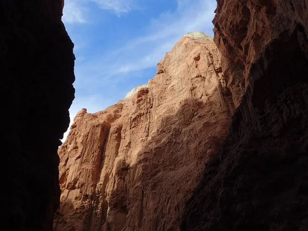 Geç öğleden sonra güneş tarafından aydınlatılmış büyük taş duvar