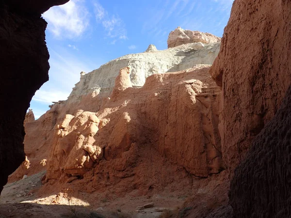 Kaya oluşumu ile çok katmanlı bir rock siluet tarafından çerçeveli