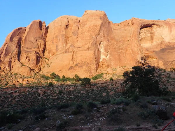 Kanyon duvarından günbatımı tarafından aydınlatılmış