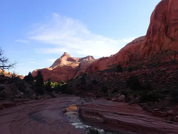 Gölgeli akışı büyük kanyon duvarları tarafından korunaklı