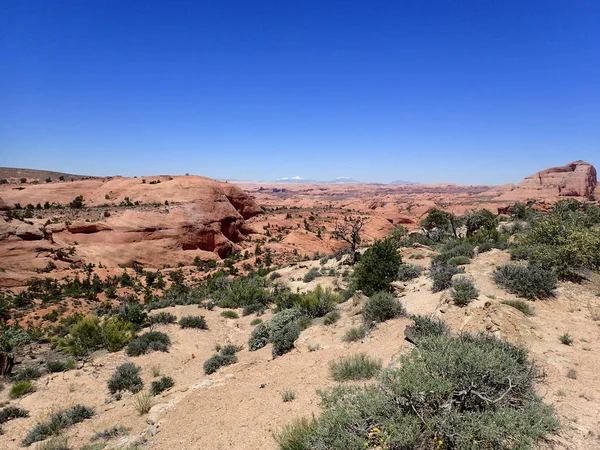 Overlook çeşitli rock katmanları ve açık mavi gökyüzü