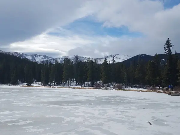 Göl Rocky Mountain National Park, Colorado'da kar kaplı