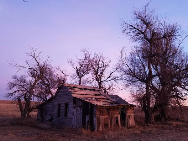 Gün batımında eski kabin