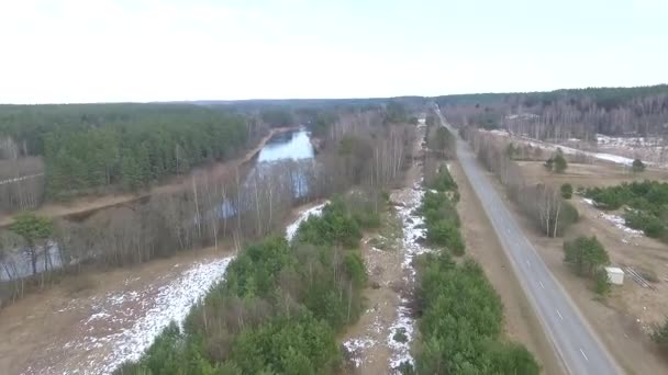 Flygfoto Okända Väg Och Flod — Stockvideo