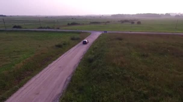 vue aérienne voiture laissant la route de gravier dans le pays 