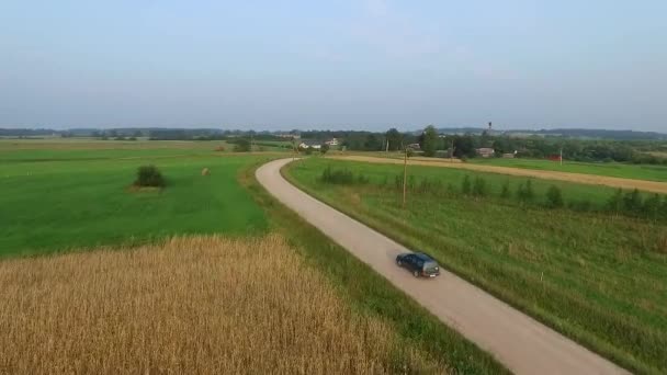 Luchtfoto Auto Rijden Onverharde Weg Land — Stockvideo