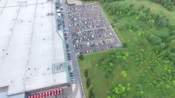 Vista Aérea Sobre Aparcamiento Cerca Del Supermercado — Vídeo de stock