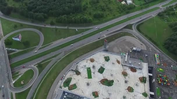 Flygfoto Över Stormarknad Och Viadukten Vägskäl — Stockvideo