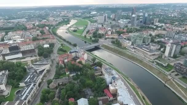 Şehrin Nehri Yakınında Üzerinde Havadan Görünümü — Stok video