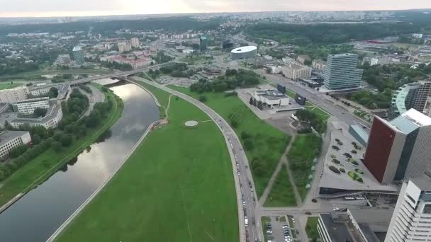 Luftaufnahme Über Die Stadt Flussnähe — Stockvideo
