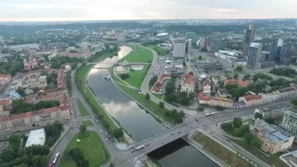 Şehrin Nehri Yakınında Üzerinde Havadan Görünümü — Stok video